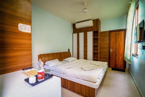 斋浦尔HOTEL ATHITI INN JAIPUR的一间带床和柜台的小卧室