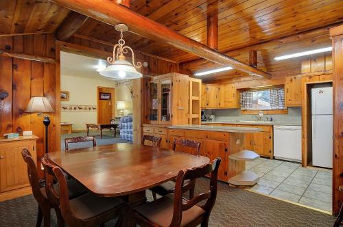 布埃纳维斯塔Vista Court Cabins & Lodge的厨房以及带木桌和椅子的用餐室。