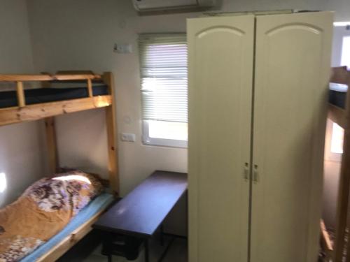 乌曼岛Хостел Мрія的小房间设有双层床和衣柜