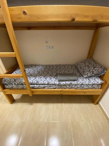 乌曼岛Хостел Мрія的一张位于客房内双层床上的床垫