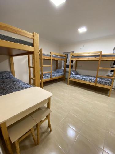 乌曼岛Хостел Мрія的客房设有三张双层床和一张桌子。