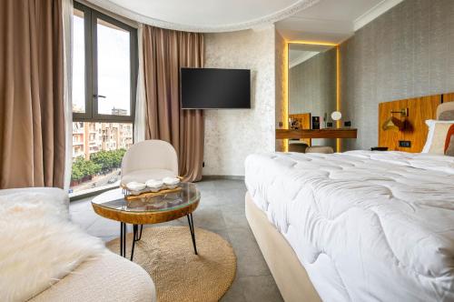 马拉喀什Fashion Boutique Hotel的酒店客房带一张大床和一把椅子