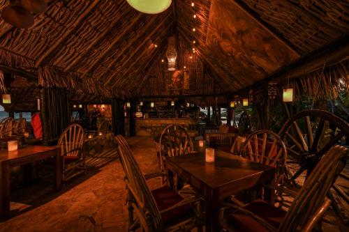 图卢姆Diamante K - Inside Tulum National Park的餐厅内带桌椅的用餐室