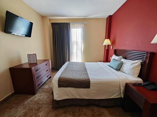 拉巴斯Seven Crown La Paz Centro Historico的配有一张床和一台平面电视的酒店客房