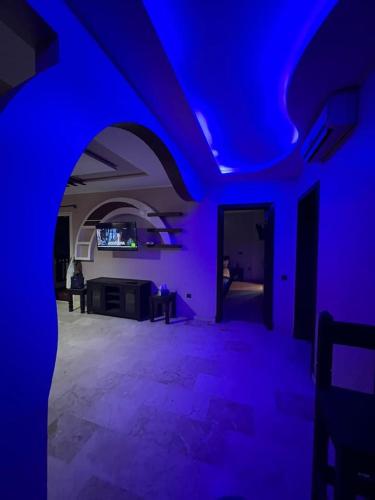 阿加迪尔marina agadir的蓝色客房,设有蓝色天花板