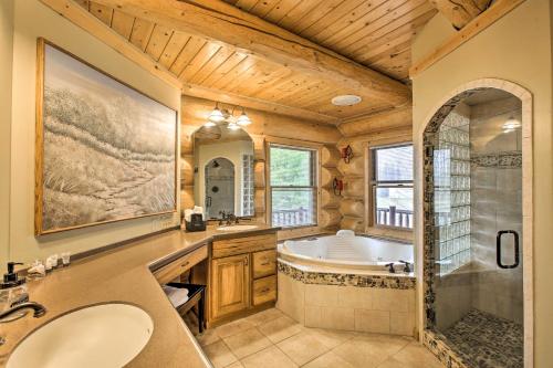 佩托斯基Secluded, Luxury Lodge Less Than 15 Mi to Boyne Mountain!的带浴缸和盥洗盆的浴室
