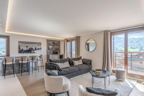 代米考迪亚Appartement Geneva - Welkeys的客厅配有沙发和桌子