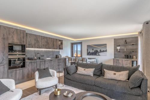 代米考迪亚Appartement Geneva - Welkeys的带沙发的客厅和厨房