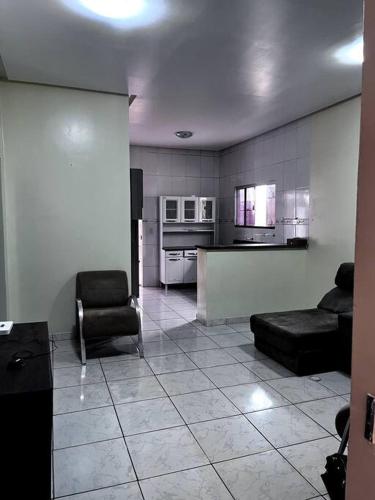 阿尔塔米拉Aluga-se casa mobiliada com wifi的带沙发和椅子的客厅以及厨房。