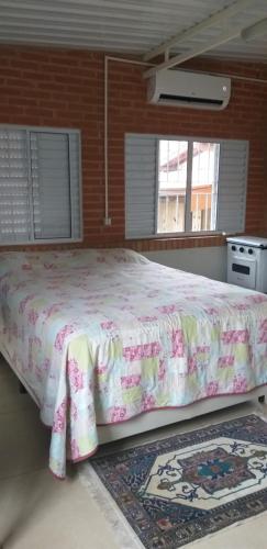 坎皮纳斯Quarto aconchegante Barão Geraldo的一间卧室,卧室内配有一张大床