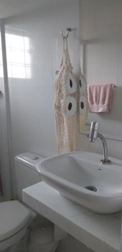 坎皮纳斯Quarto aconchegante Barão Geraldo的白色的浴室设有水槽和卫生间。