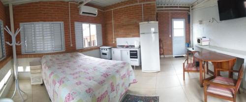坎皮纳斯Quarto aconchegante Barão Geraldo的一间卧室配有一张床,厨房配有水槽