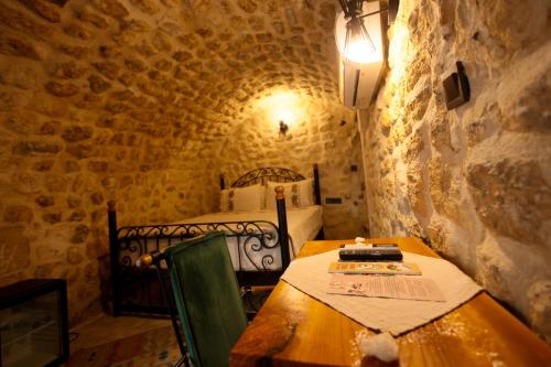 尚勒乌尔法ASTARTE HOTEL的洞穴内带桌子和床的房间