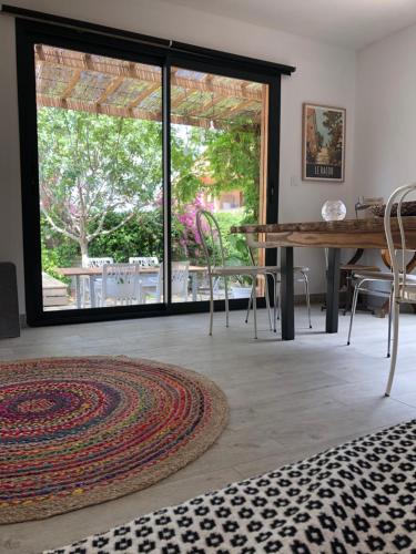 滨海阿热莱斯La Casa Del Racou的客厅配有桌子和大型滑动玻璃门