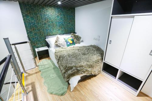 考文垂A101 Comfy Stylish Loft的一间卧室配有一张带被子的床