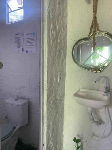 卡诺格布拉达Hostel Flor da Vida的一间带水槽、卫生间和镜子的浴室