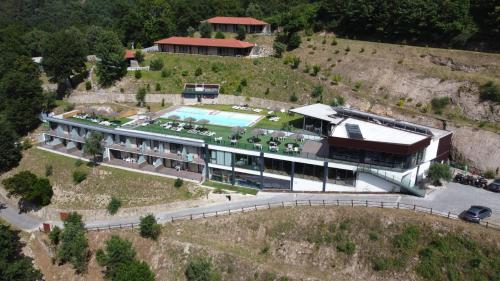 维埃拉·多米尼奥DOBAU village的享有带游泳池的建筑的空中景致