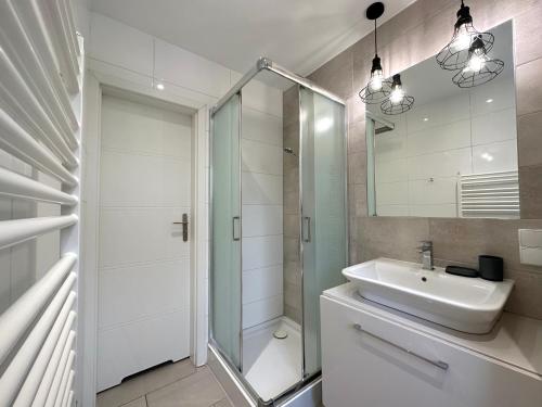 格但斯克MMRent Ocean Room的白色的浴室设有水槽和淋浴。