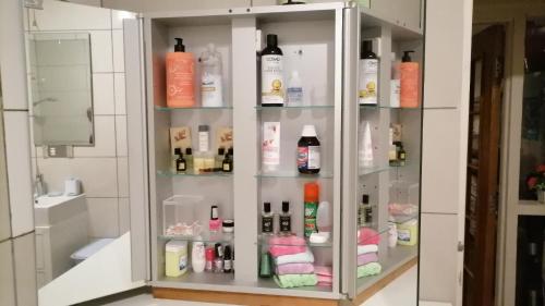 Anse Etoilecaranavilla的浴室里装满瓶装药的橱柜