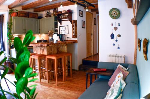 凯泽贝尔Chaud'Vin的带沙发的客厅和厨房