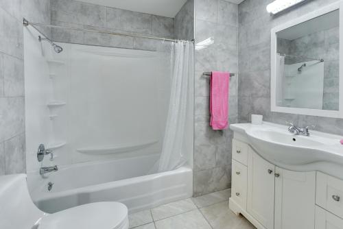 奥马哈Santorini的浴室配有白色浴缸和水槽