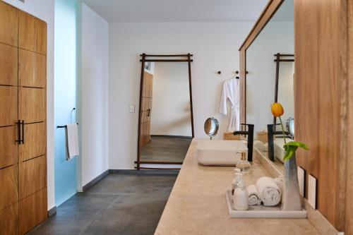蓬塔米塔Hotel Basalto的一间带水槽和镜子的浴室
