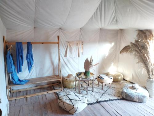 MhamidSaba Berber Travel的帐篷内带一张床和一张桌子的房间