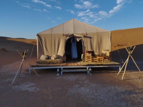 MhamidSaba Berber Travel的沙漠中的一个帐篷