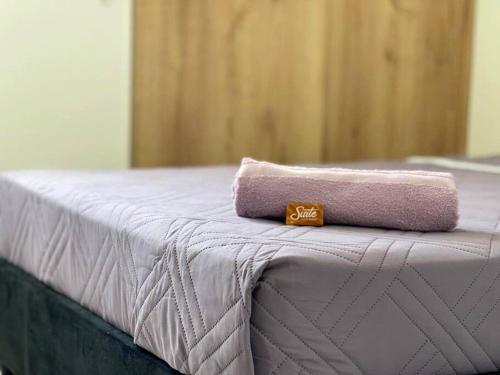 内瓦AG APTO con Aire Acondicionado的床上的粉红色毛巾