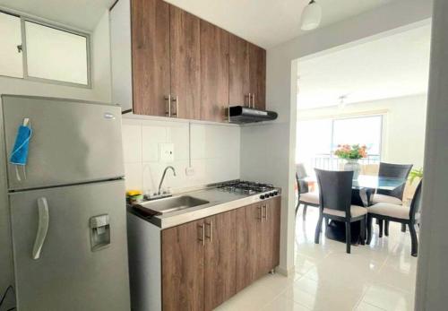 内瓦AG APTO con Aire Acondicionado的厨房配有冰箱和桌椅