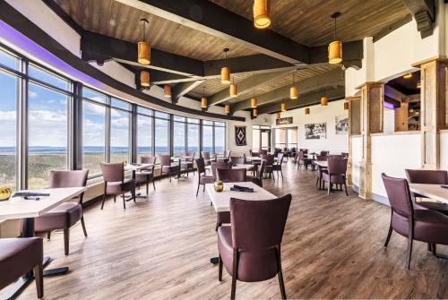 梅萨维德国家公园远景山屋酒店的用餐室设有桌椅和窗户。