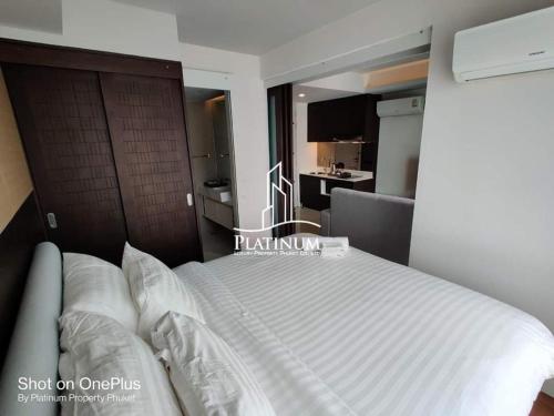 Ban Lum FuangSurin Beach The Aristo Condo 1的卧室配有一张白色大床