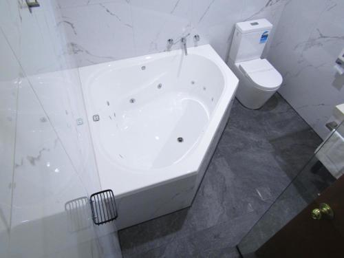 墨尔本圣乔治汽车旅馆 的白色的浴室设有浴缸和卫生间。