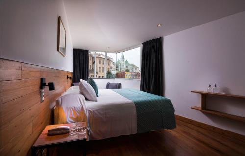瓦尔帕莱索芳纳酒店的酒店客房设有床和窗户。
