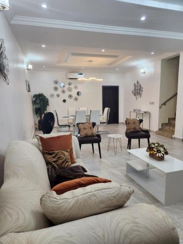 Dvyne Lux Home - Off Ikeja