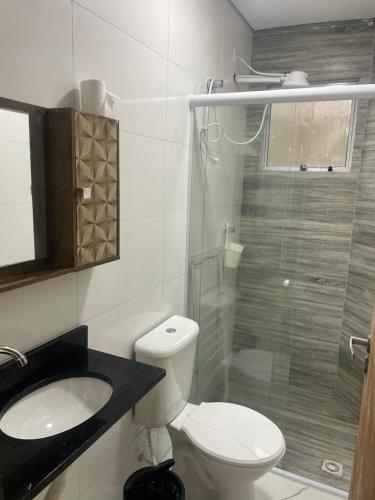 大普拉亚Casa novinha - Praia Grande - Mirim - 3 quadras da Praia Wi-Fi的浴室配有卫生间、盥洗盆和淋浴。