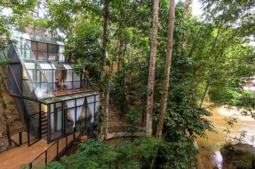 峇冬加里The Estate Hulu Rening - Private Retreat Cabin的树木中房屋的空中景观
