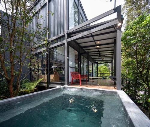 峇冬加里The Estate Hulu Rening - Private Retreat Cabin的房屋前的游泳池