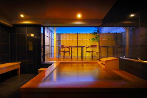 上山市神谷无山羊乔木旅馆的一间客房内配有桌椅的房间