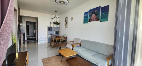 振林山Seaview Regalia Park, (Happy House), Full Furnished, Free WiFi Forestcity的客厅配有沙发和桌子