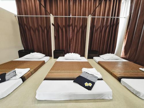 华欣Luxury Pool Villa at Golden Sea Hua Hin的房间里一排三张床