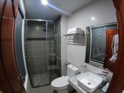 下龙湾Huong Duong Sunflower的带淋浴、卫生间和盥洗盆的浴室