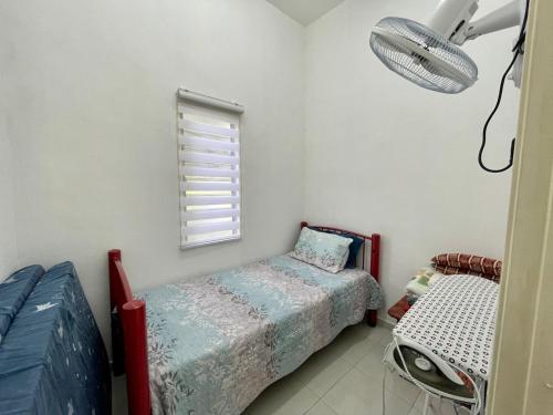 巴特沃思Rumah Kami Homestay的一间卧室设有两张床和窗户。
