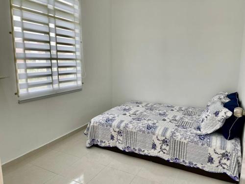 巴特沃思Rumah Kami Homestay的一间卧室设有一张床和一个窗口