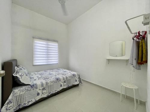 巴特沃思Rumah Kami Homestay的白色的卧室设有床和窗户