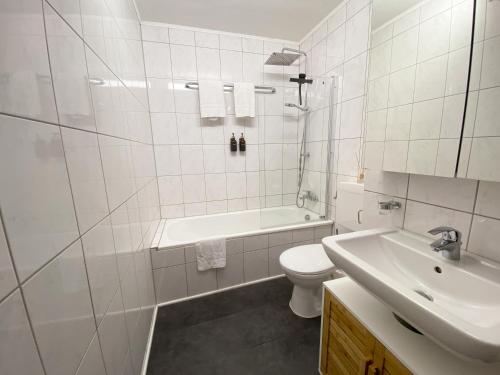 诺伊斯Apartment Neuss-Düsseldorf Messe的白色的浴室设有卫生间和水槽。