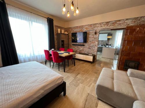 巴亚马雷Casa Armoniei的卧室配有一张床和一张桌子及椅子