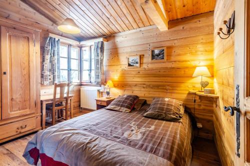 圣让德锡克斯特chalet les ecureuils的小木屋内一间卧室,配有一张床