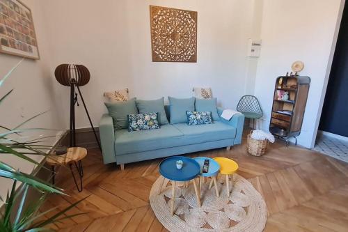 维也纳L'Escapade Bohême的客厅配有蓝色的沙发和桌子
