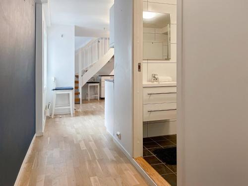 斯塔万格Unique Nest Central Near Sea的一间厨房,配有白色橱柜和一个带楼梯的走廊